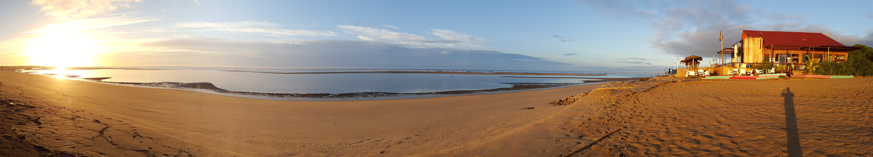 Puesta de sol panorámica sobre la playa de Isla Canela
