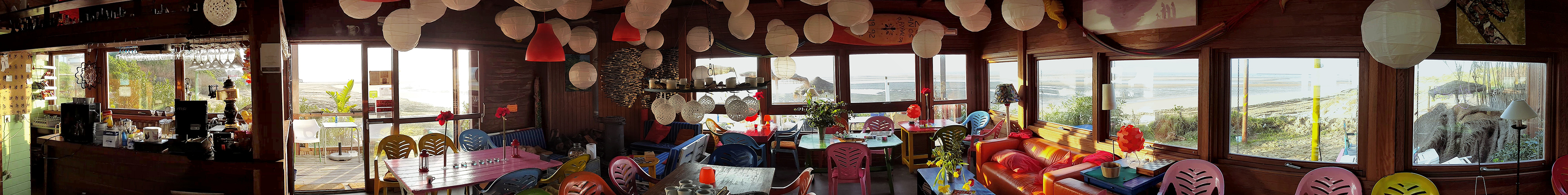 Interior del chiringuito con farolillos y vistas al mar